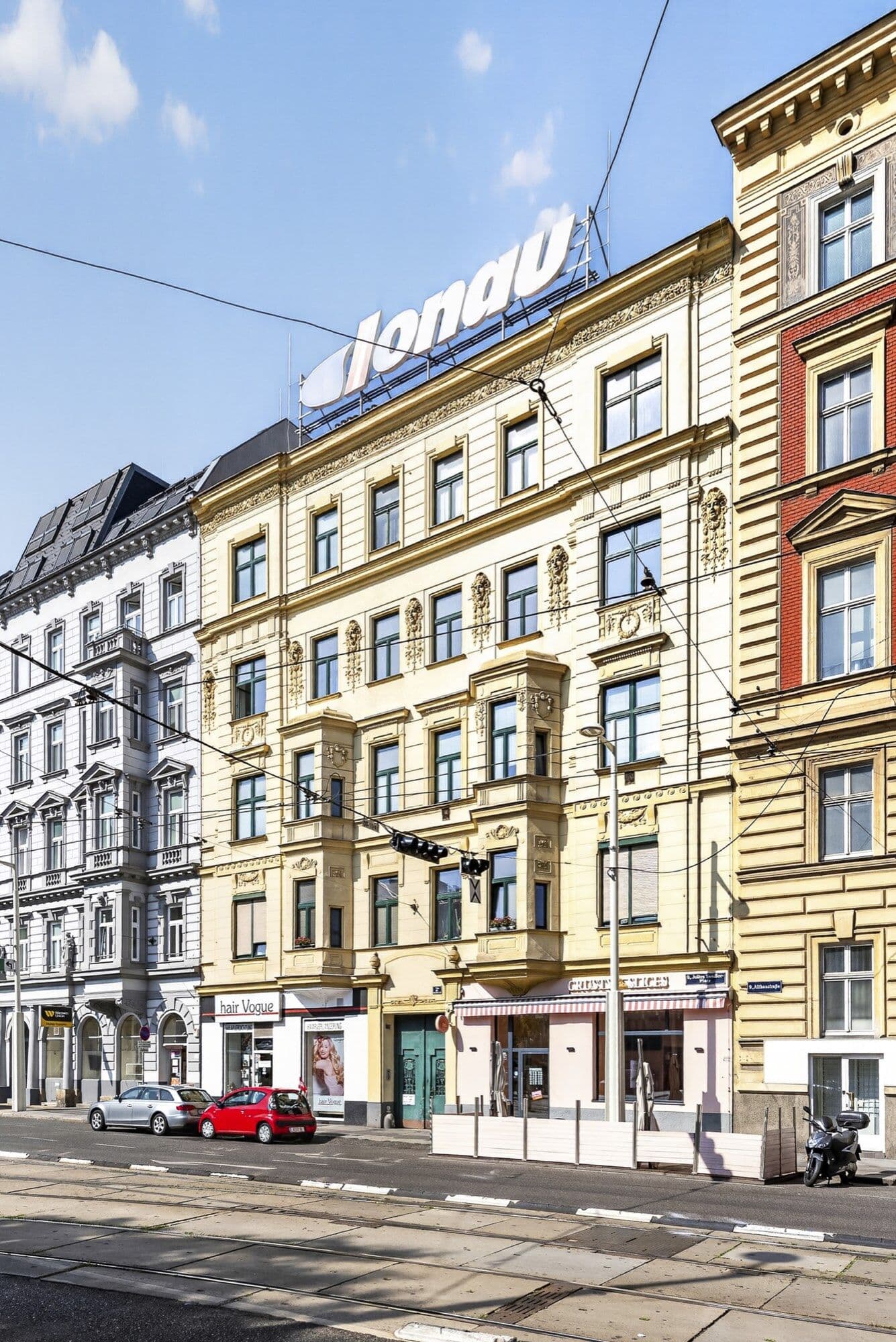 Facade and neighbouring buildings