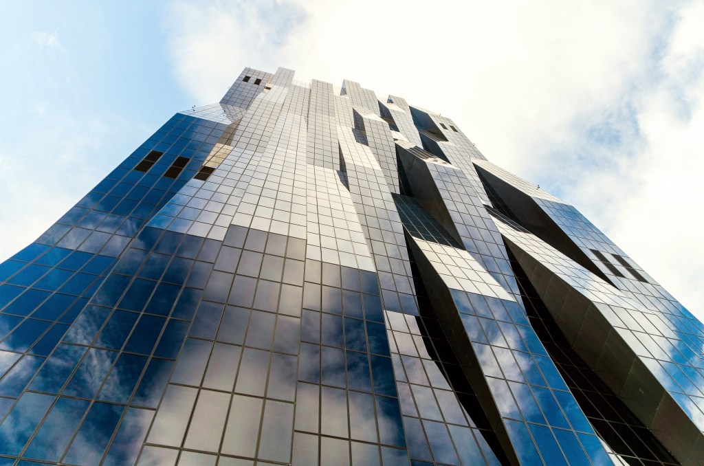 Gebäude mit Glasfassade